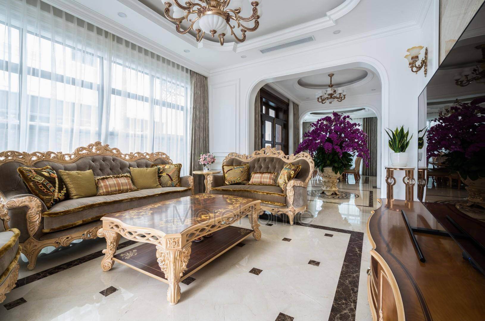Nội thất tân cổ điển bao gồm bàn, ghế, kệ để tivi được làm từ chất liệu gỗ tự nhiên cao cấp, sofa nỉ, đá hoa cương đèn phê lê Mách bạn các mẫu bố trí phòng khách đẹp