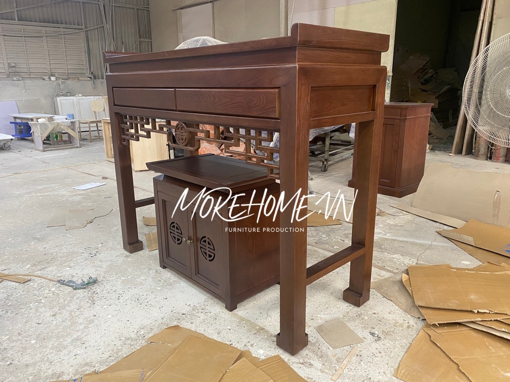.
Nghệ thuật thợ mộc được sử dụng để tạo ra bàn thờ gỗ tự nhiên với đường nét chạm khắc tỉ mỉ, góp phần tạo nên một ý nghĩa phong thủy và giá trị truyền thống để thể hiện sự biết ơn, lòng thành kính đối với tổ tiên các thế hệ trước.